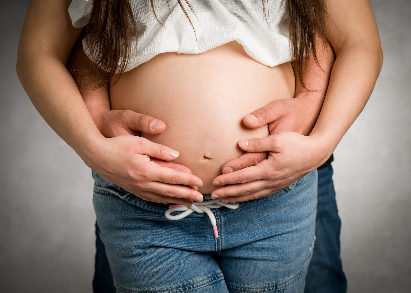 Bauch, Detailaufnahme mit Hände