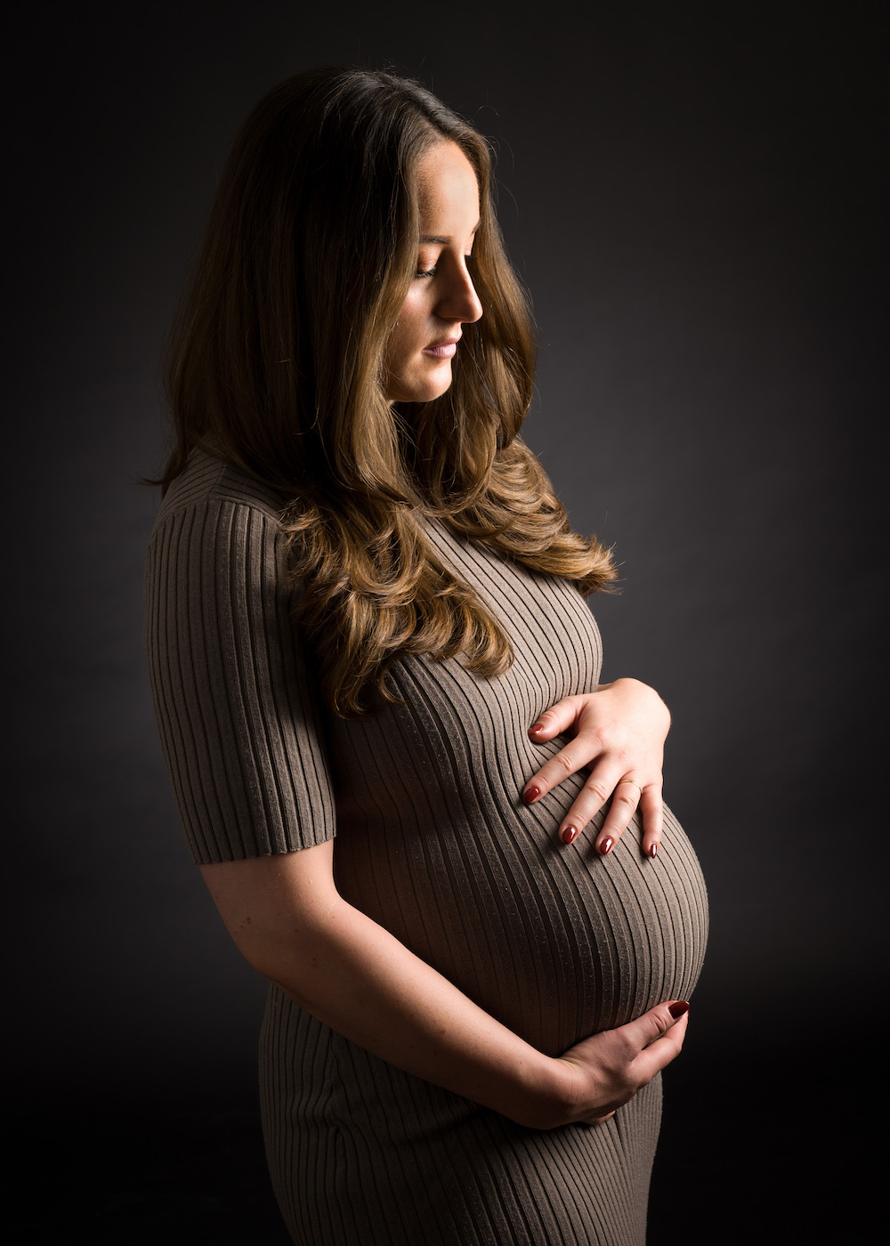Babybauchshooting, Frau seitlich