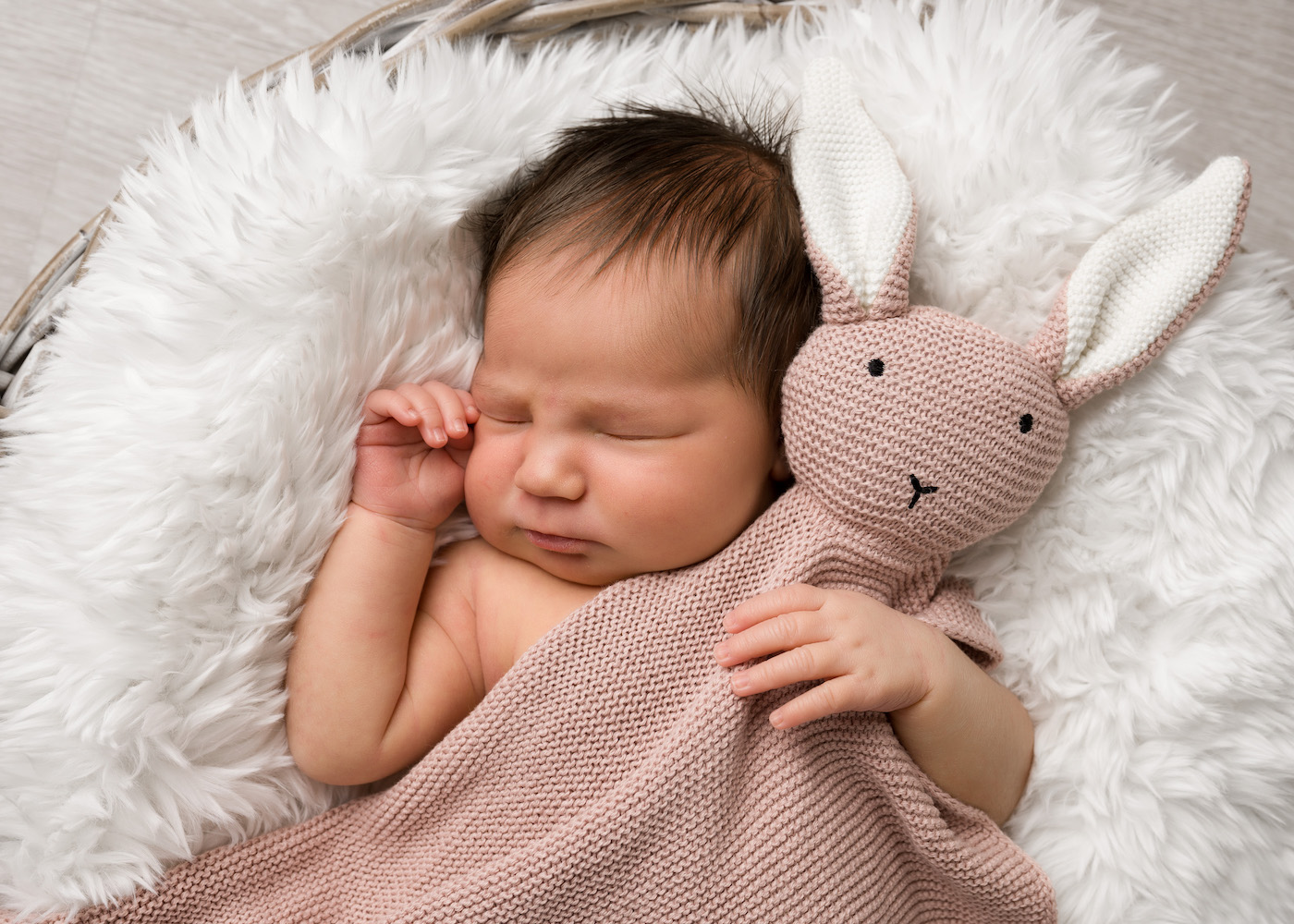 Baby schläft mit Kuscheltier
